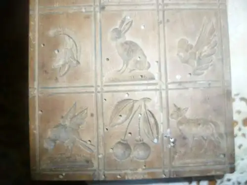 Biedermeier Springerle Modell 12 seltene kleine besonders fein ausgeschnitzte Motive aus der Mitte des 19 Jhd massives Birn bzw. helles Nussbaum Provenienz...