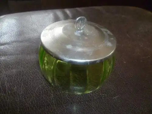 Hellgrüne Art Nouveau Zuckerdose Kristallglas dieser ist mehrfach abgesetzt  H: 9 cm Durchmesser : 10 cm