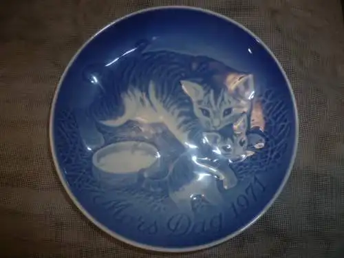  BING GRÖNDAHL COPENHAGEN MUTTERTAGSTELLER   1975Katzenfamilie" Durchmesser 15 cm 1975 Muttertag / Mors Dag Kopenhagen Dänemark Bing & Gröndahl Sammelteller 9372/ Meissenfamilie / Blauer und weißer Teller 