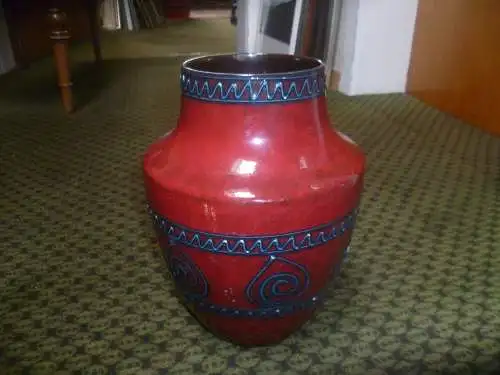 Dümler und Breiden 129 23 Vase aus Terrakotta mit aztekischem Design und gelbem Innenraum in Dunkelrot H: 24 cm aus der Vitrine !