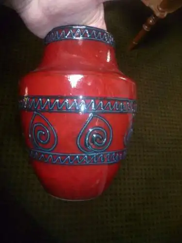 Dümler und Breiden 129 23 Vase aus Terrakotta mit aztekischem Design und gelbem Innenraum in Dunkelrot H: 24 cm aus der Vitrine !