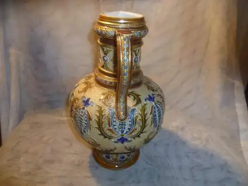 Museale Schenkkanne Villeroy & Boch Mettlach geritzte Vase 1884 mit Fabelwesen Maskerons Nr. 1221.4 Stempel V&B wohl von Christopher Dresser von 1884, am Stand alte Reparatur  