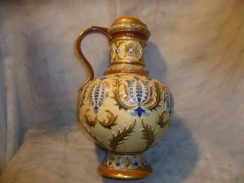 Museale Schenkkanne Villeroy & Boch Mettlach geritzte Vase 1884 mit Fabelwesen Maskerons Nr. 1221.4 Stempel V&B wohl von Christopher Dresser von 1884, am Stand alte Reparatur  