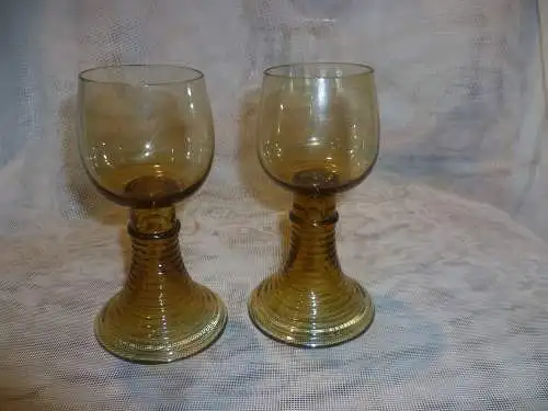 2 kleine Thersienthal Römer Höhe nur:14cm Bernsteinfarben Jugendstil um 1900 für Wein Likör selten in dieser Größe zu Finden! Aus der Vitrine