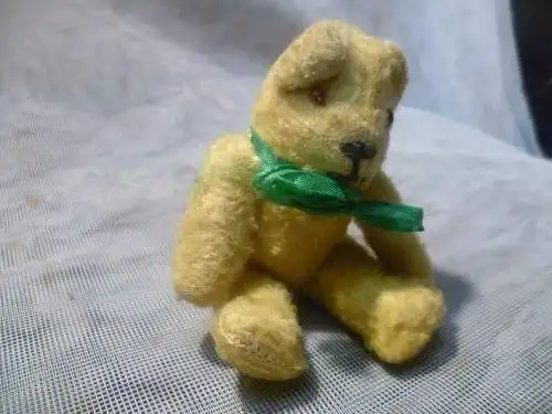 klein,Mohair,Stiel gegliedert,Stroh Teddybär,Glieder mit Drahtgelenk, Glasaugen, Nase/Mund gestickt um 1950-60 