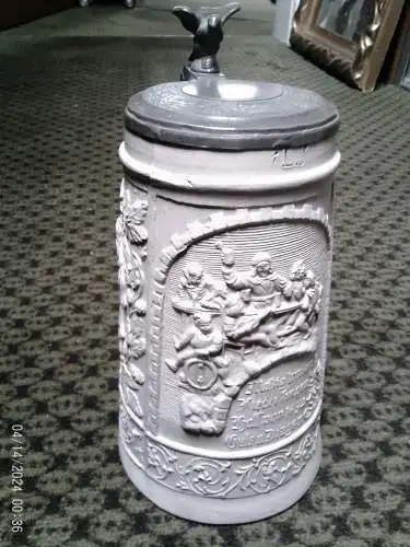 Regensburger Modelkrug  Biete einen antiken Masskrug von der Manufaktur Reinhold Hanke mit der Nummer 92, Fassungsvermögen 1L. Abgebildet sind Szenen im Wirtshaus. 