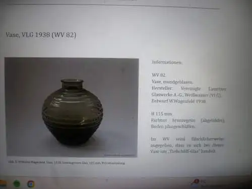 wohl eine Wilhelm Wagenfeld Entwürfe für VLG: Art Deco Stil gewellte Glas Vase  grün gefärbt Sammlerglas Bohemia Vase 30 Jahre