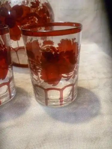 Biedermeier  Karaffe mit Stöpsel . und  4 Gläser um 1860  Partiell rot überfangen. Florales Weinreben Dekor Abriss 