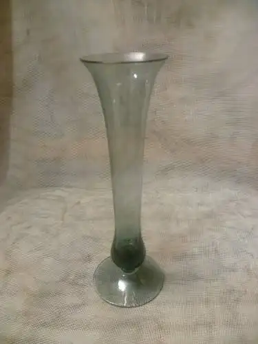  Bauhaus Industrie Design Wilhelm Wagenfeld Werkverzeichnis Nr 452 Rauchglas Vase Trichter Vase 1950 er Jahre , aus der Vitrine H: 19,5cm