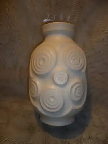 Knud Kneudgen BAY-KERAMIK Vase in weiß 1970s OP Art, BAY Keramik 84-20 W-Germany Höhe 21cm, ø 13cm