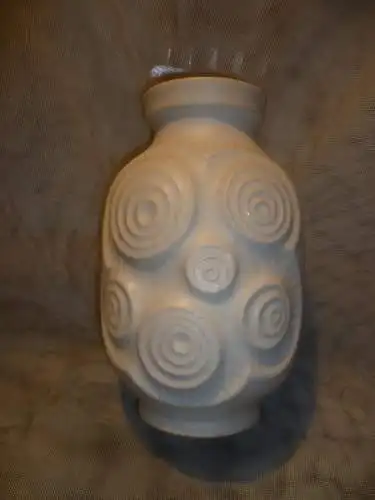 Knud Kneudgen BAY-KERAMIK Vase in weiß 1970s OP Art, BAY Keramik 84-20 W-Germany Höhe 21cm, ø 13cm