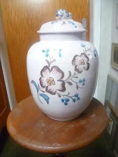  Fridegart Glatzle 1920 - 2015  Karlsruher Majolika Vase 7318 Kirschrot Lauflasuren  H: 27cm 