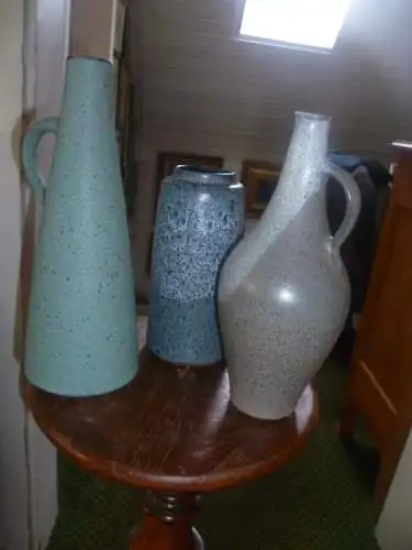 Konvolut 3 Keramiken  Eine feine Studiokeramik-Vase - wohl 1950er-/ frühe 1960er-Jahre. Rötlicher Scherben, mit sehr schöner, subtiler Glasur. Unterseitig mit eingeritztem "TR" (Töpferhof Römhild) 