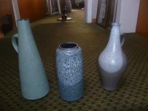 Konvolut 3 Keramiken  Eine feine Studiokeramik-Vase - wohl 1950er-/ frühe 1960er-Jahre. Rötlicher Scherben, mit sehr schöner, subtiler Glasur. Unterseitig mit eingeritztem "TR" (Töpferhof Römhild) 