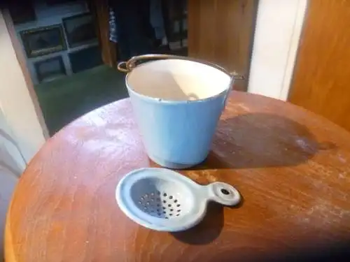 Emaille Puppen Spielzeug antik Eimerchen und Sieb Emaille um 1900-1930 Eimer Masse:  6 x 6,5 cm 