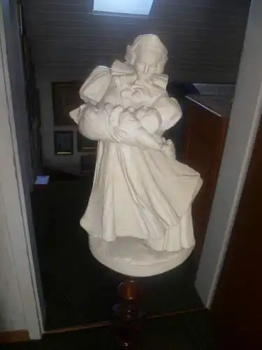 Uprka (Úprka), Franta (František) (1868–1929), Bildhauer Weißkeramik Figur H:54cm am Stand signiert
