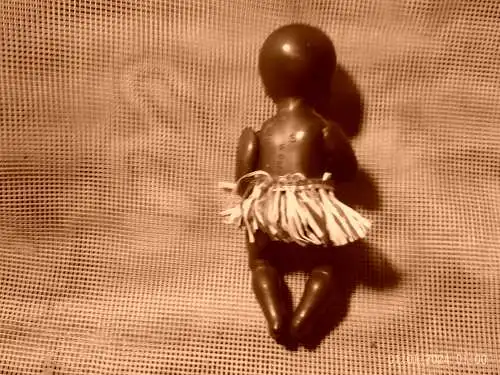 ES  dunkle  farbig Puppe um 1945  mit Bast Röckchen ! um 1945 verso Nr 10  Höhe : 9 cm 