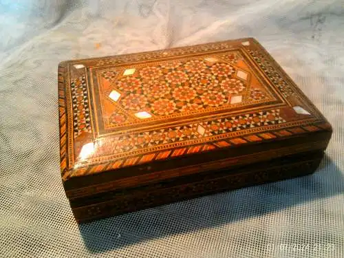 Schmuckschatulle Hochzeitsgeschenk Syrien oder Türkei um 1900 reich Mosaik Intarsiert viele Edelhölzer, Perlmutt und Horn