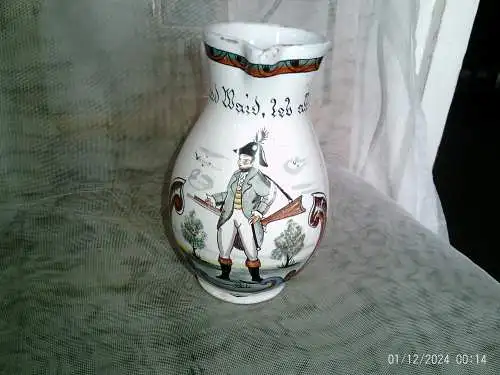 Alte Karlsruher Majolika Fayence Birnkanne  um 1930-40 Majolika mit polychromer Wappenkartusche mit Jägersmann und Blütenmalerei signiert 