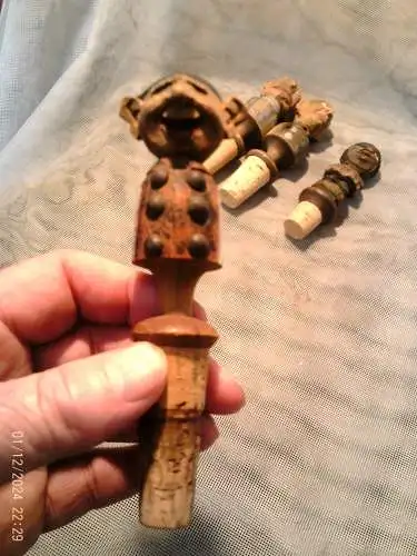 museales Konvolut von 4 Korkenmännchen Italien von Hand geschnitzt ab  1920 teilweise signiert und Ortsbezeichnet 1924..