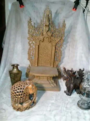Antiker hölzerner Buddha-Thron um 1900 originale Fassung Goldfarben !
