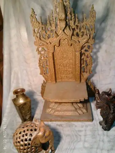 Antiker hölzerner Buddha-Thron um 1900 originale Fassung Goldfarben !