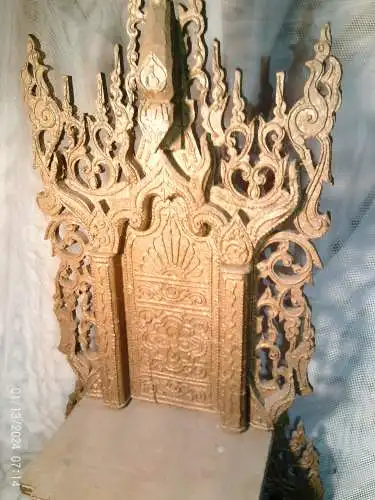 Antiker hölzerner Buddha-Thron um 1900 originale Fassung Goldfarben !