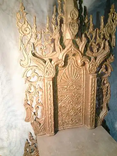 Antiker hölzerner Buddha-Thron um 1900 originale Fassung Goldfarben !