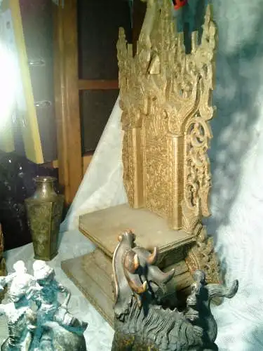 Antiker hölzerner Buddha-Thron um 1900 originale Fassung Goldfarben !