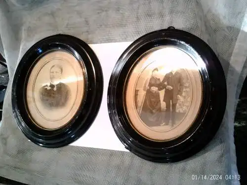 2 alte ovale Biedermeier Bilderrahmen um 1900 Pappmache mit Gips ausgegossen schwarzer Klavierlack originale Verglasung ist erhalten! Maße : 25 x 21 cm
