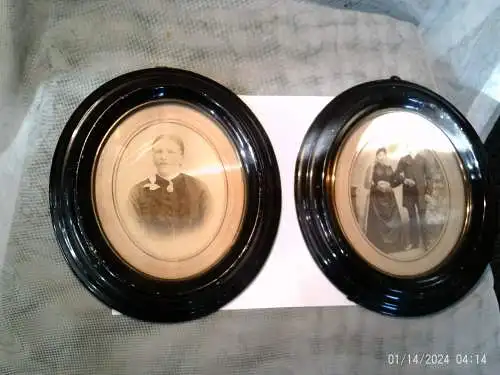 2 alte ovale Biedermeier Bilderrahmen um 1900 Pappmache mit Gips ausgegossen schwarzer Klavierlack originale Verglasung ist erhalten! Maße : 25 x 21 cm 