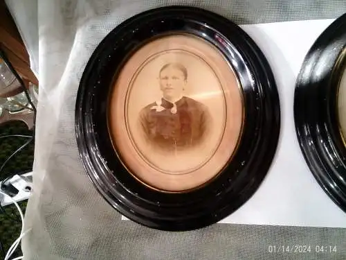 2 alte ovale Biedermeier Bilderrahmen um 1900 Pappmache mit Gips ausgegossen schwarzer Klavierlack originale Verglasung ist erhalten! Maße : 25 x 21 cm 