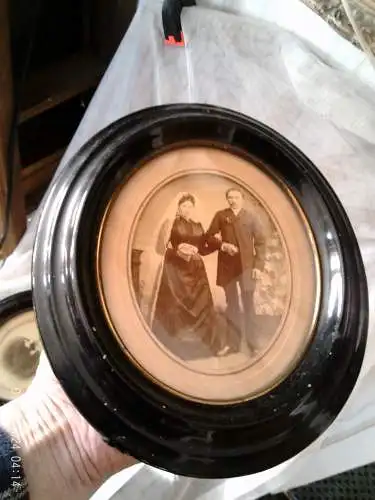 2 alte ovale Biedermeier Bilderrahmen um 1900 Pappmache mit Gips ausgegossen schwarzer Klavierlack originale Verglasung ist erhalten! Maße : 25 x 21 cm 