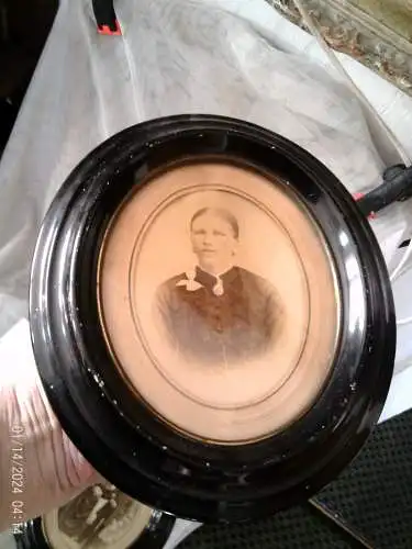 2 alte ovale Biedermeier Bilderrahmen um 1900 Pappmache mit Gips ausgegossen schwarzer Klavierlack originale Verglasung ist erhalten! Maße : 25 x 21 cm 