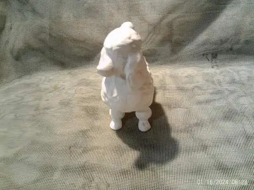 Pudel Poodle Figurine Figure Porzellan Figur Hund Hundefigur um 1970 aus der Vitrine in der Art Meissen / Sitzendorf etc  sehr naturell !