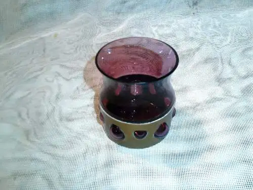 Nanny Elisabet Still McKinney (* 31. Juli 1926 in Helsinki; † 7. Mai 2009 in Brüssel) war eine finnische Designerin. Noppenglas Fliederfarben  