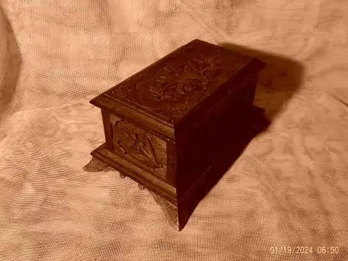 Schatulle Schwarzwald fein geschnitzt Dekor Edelweiß um 1900 fein geschnitzt aus Mooreiche Masse: 18 x 12 x 8 cm 