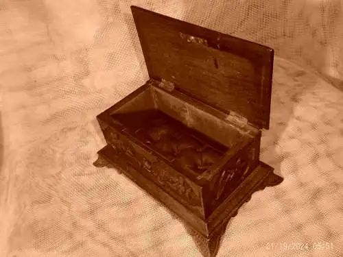 Schatulle Schwarzwald fein geschnitzt Dekor Edelweiß um 1900 fein geschnitzt aus Mooreiche Masse: 18 x 12 x 8 cm Scheurich Lora  Crusty Blumentopf Fat Lava Modell  Keramik tolle Farben  Mid Century Keramik Vitrinen Zustand Designerin war: Gerda...