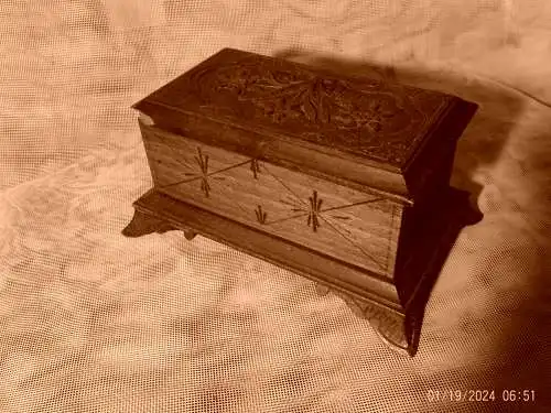 Schatulle Schwarzwald fein geschnitzt Dekor Edelweiß um 1900 fein geschnitzt aus Mooreiche Masse: 18 x 12 x 8 cm Scheurich Lora  Crusty Blumentopf Fat Lava Modell  Keramik tolle Farben  Mid Century Keramik Vitrinen Zustand Designerin war: Gerda...