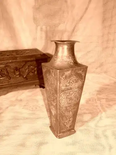 Islamic Art Bronze Vase XIX Century detaillierter Repousse-Arbeit in aufwendigen arabischen, floralen und geometrischen Mustern Mitte 19 Jhd