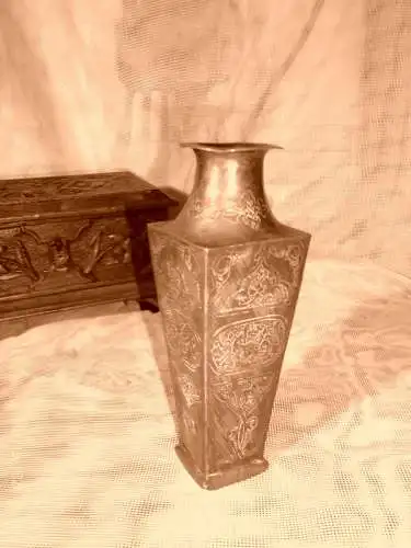 Zentralindien (Dekkan-Sultanate wie Hyderabad oder Bidar) Islamic Art Bronze Vase XIX Century edle Gravuren H: 13.5cm um 1850-1880