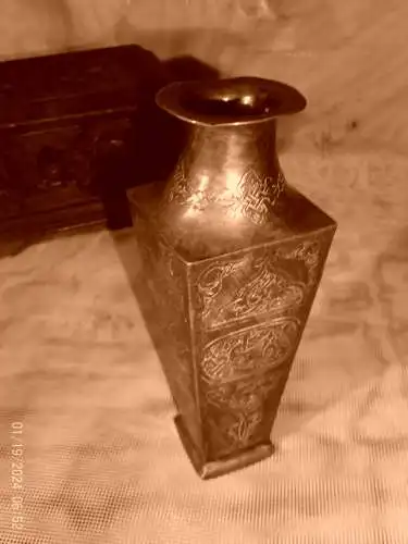 Islamic Art Bronze Vase XIX Century detaillierter Repousse-Arbeit in aufwendigen arabischen, floralen und geometrischen Mustern Mitte 19 Jhd