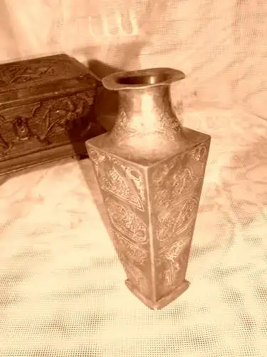 Islamic Art Bronze Vase XIX Century detaillierter Repousse-Arbeit in aufwendigen arabischen, floralen und geometrischen Mustern Mitte 19 Jhd