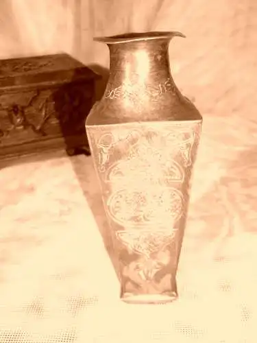 Islamic Art Bronze Vase XIX Century detaillierter Repousse-Arbeit in aufwendigen arabischen, floralen und geometrischen Mustern Mitte 19 Jhd