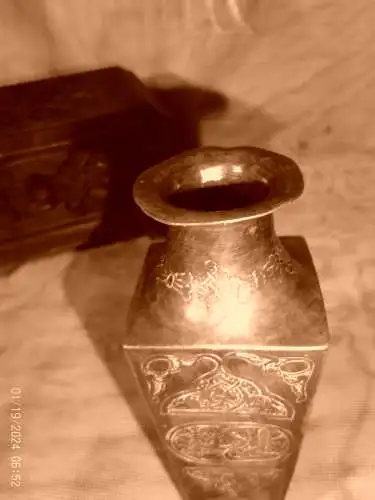 Islamic Art Bronze Vase XIX Century detaillierter Repousse-Arbeit in aufwendigen arabischen, floralen und geometrischen Mustern Mitte 19 Jhd