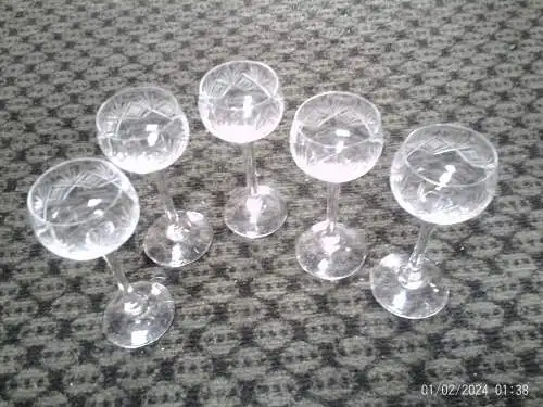 BOHEMIA – Imposante 5 Likör Gläser, Art Deco, um 1940, aus dickem, durchscheinendem Kristall, prächtig geschliffen. 10,5 cm.