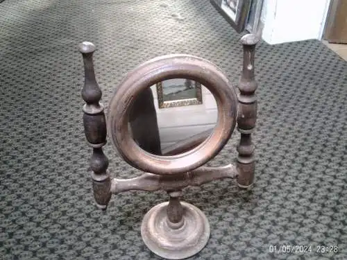 Antiker rustikaler ovaler schwenk und drehbarer Tischspiegel Buchenholz um 1900 34,5 cm hoch 23 cm breit