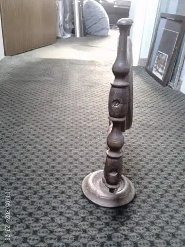 Antiker rustikaler ovaler schwenk und drehbarer Tischspiegel Buchenholz um 1900 34,5 cm hoch 23 cm breit