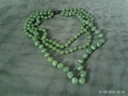 Jade Collier in drei Reihen gegliedert Art Deko aus den 1920-30 Jahren  Verschluß in Silber 835   Jade hat in China eine Jahrtausend Jahre alte Tradition  Hochwertiges altes chinesisches Jade-Collier - Seladon-grün Länge der 3 Reihen gesamt: 135...