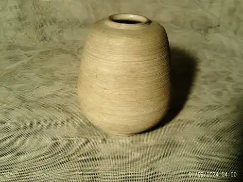 In der Art der  Upsala Ekeby  1938 - ? Keramikvase von Greta Runeborg entworfen, verfügt über eine strukturierte Oberfläche